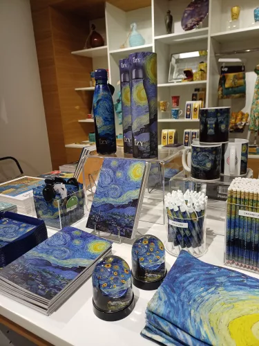 The gift shop Van Gogh Bassins