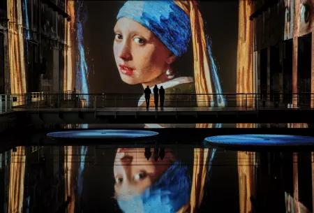 Exhibition view Gril with a pearl earring Vermeer Bassins