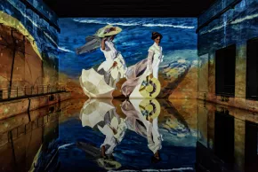 Vue exposition femmes en blanc sur la plage Sorolla Bassins