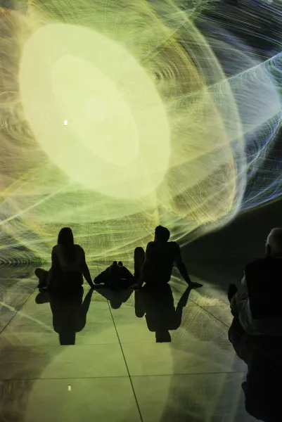 © Culturespaces / Anaka Photographie Vue exposition visiteurs Everything Bassins