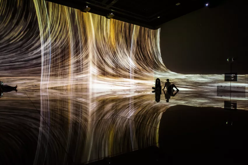 © Culturespaces / Anaka Photographie Vue exposition visiteurs Everything Bassins