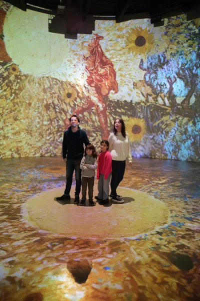 © Culturespaces / Vincent Pinson Espace exposition Tournesol Van Gogh Bassins