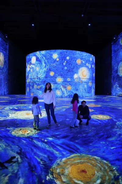 © Culturespaces / Vincent Pinson Espace exposition Nuit étoilée Van Gogh Bassins