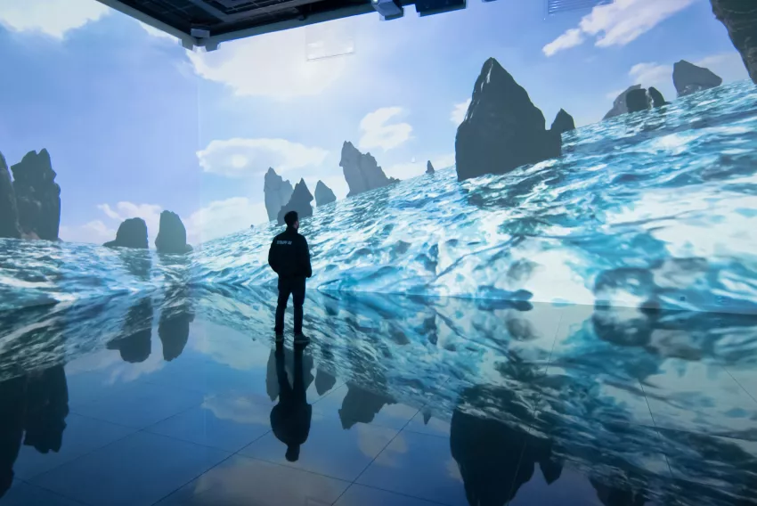 © Culturespaces Vue exposition visiteurs Infinite Horizons Bassins