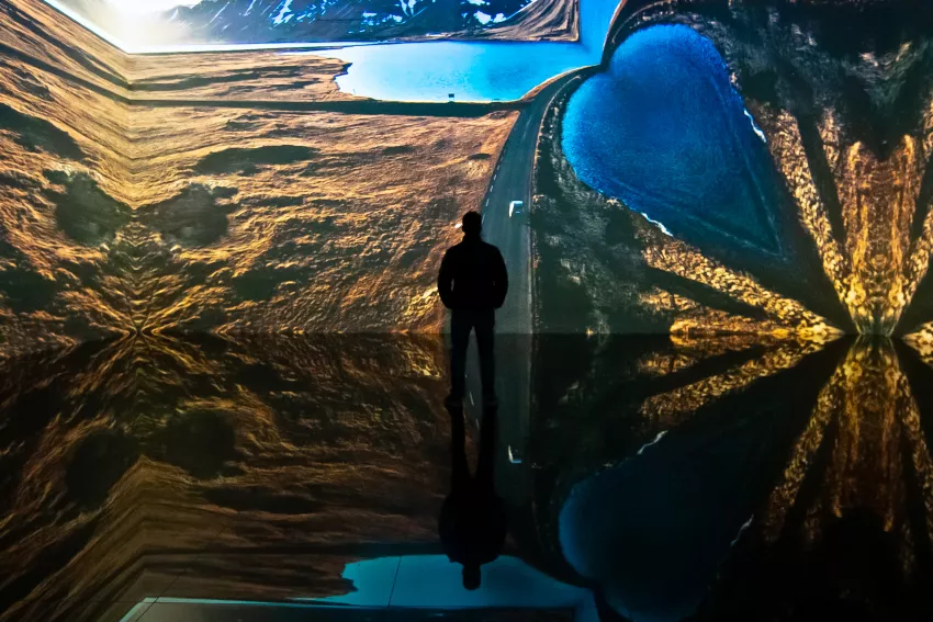 © Culturespaces / Vincent Pinson Vue exposition visiteurs Infinite Horizons Bassins